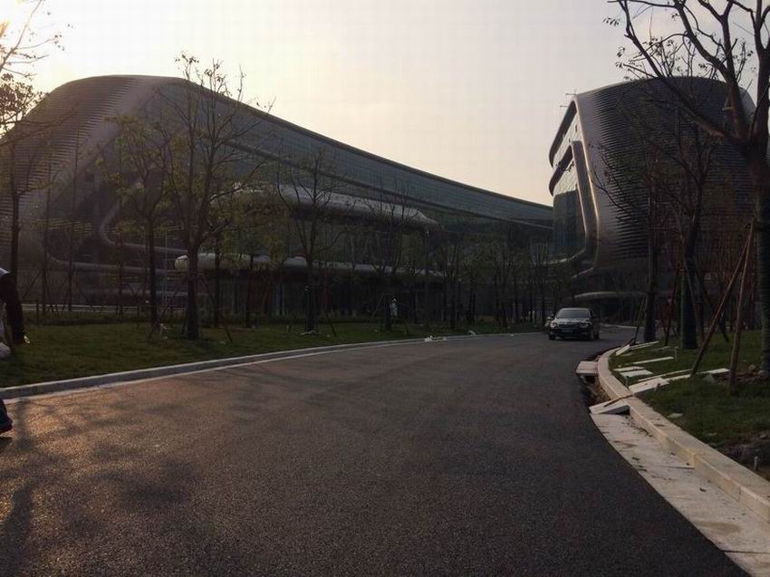 长宁区北翟路高架下广顺路与金钟路凌空SOHO大型商务圈园区内2