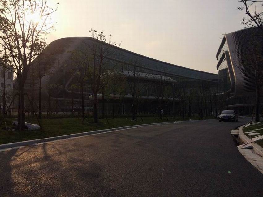 长宁区北翟路高架下广顺路与金钟路凌空SOHO大型商务圈园区内1