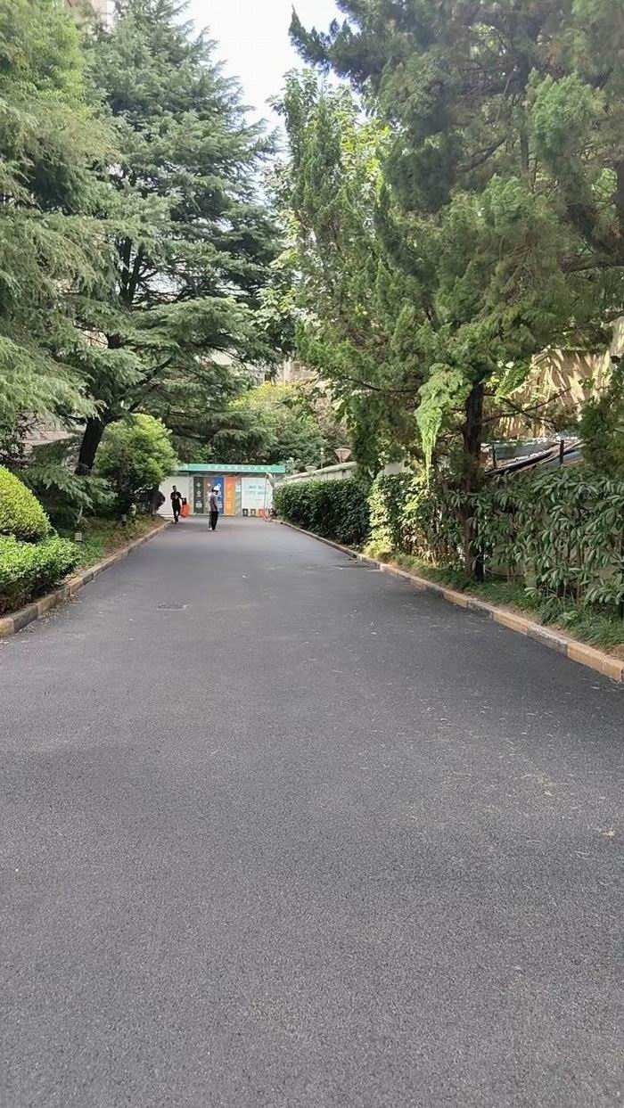 黑色沥青路面