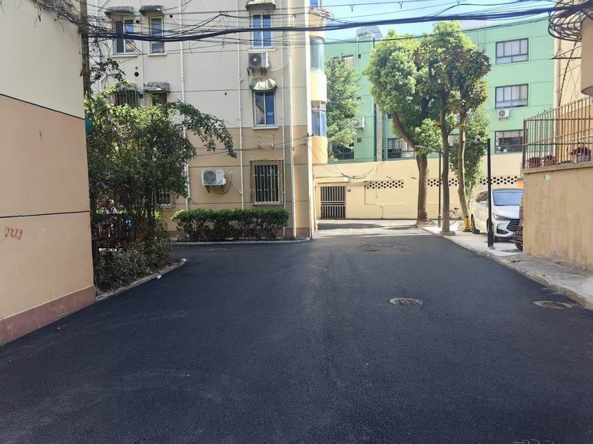 黑色沥青路面