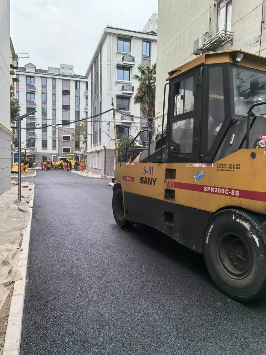 黑色沥青路面