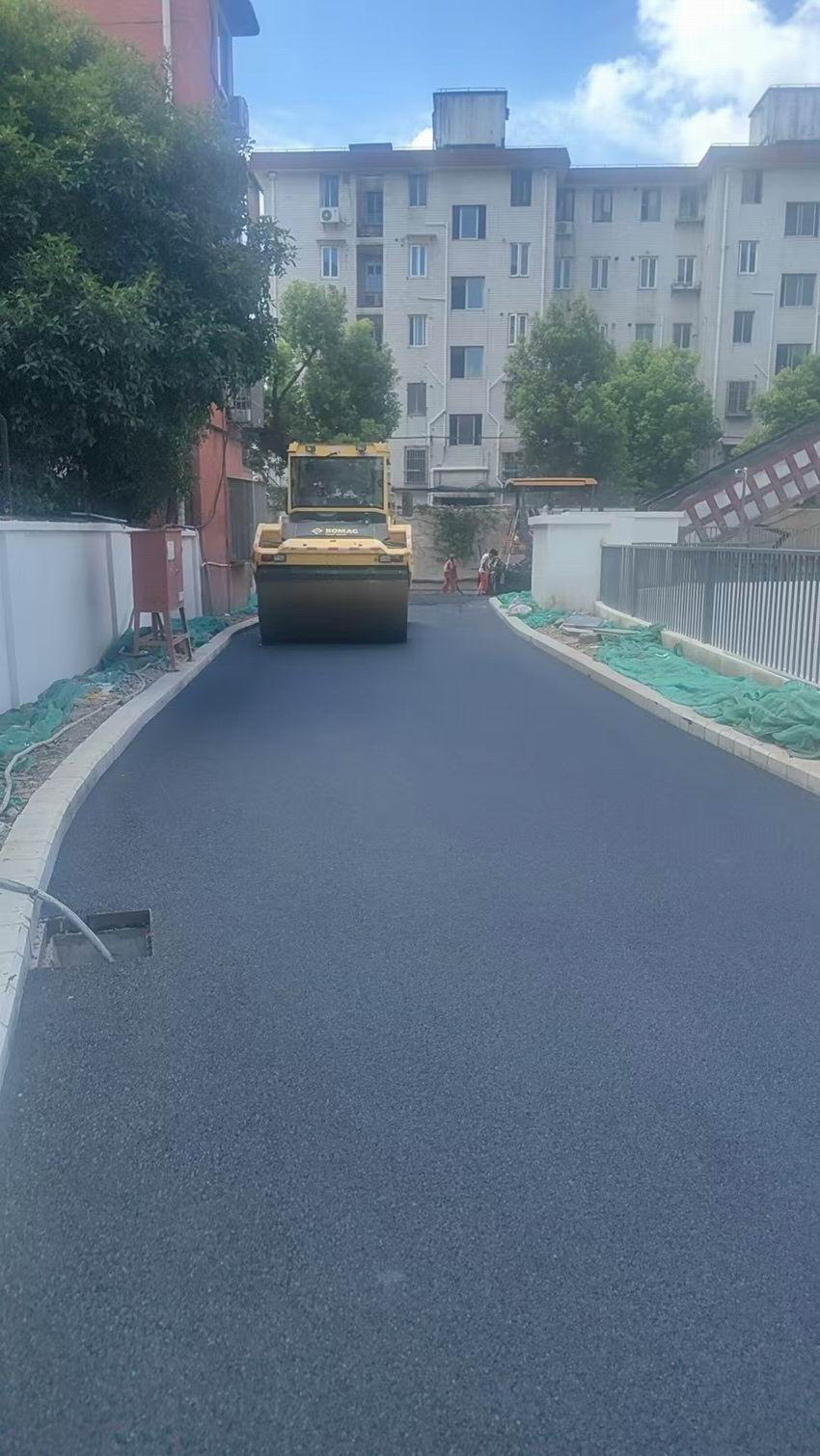 黑色沥青路面