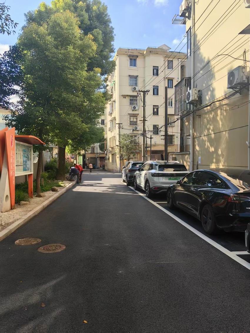 黑色沥青路面