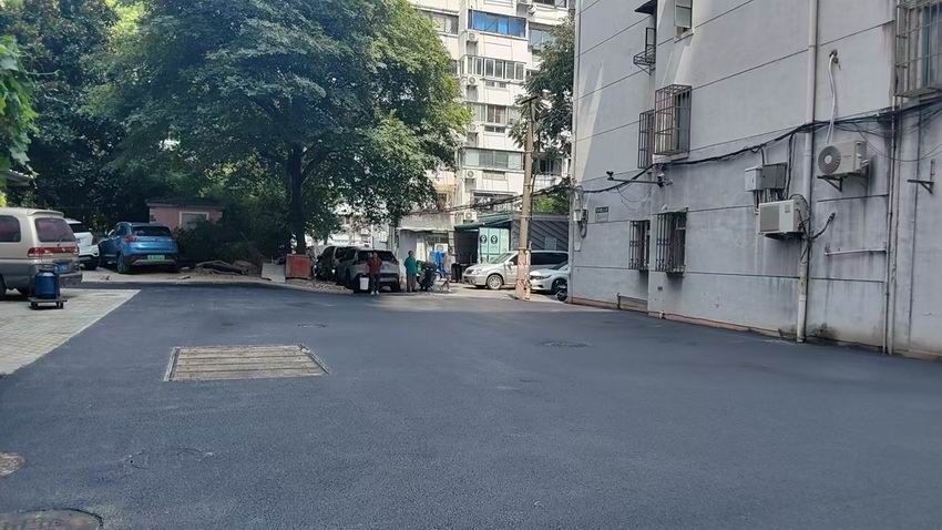 黑色沥青路面