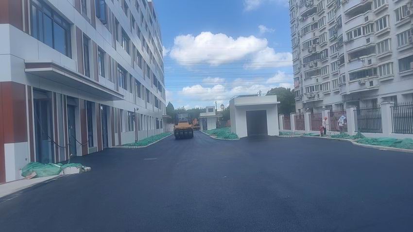 黑色沥青路面