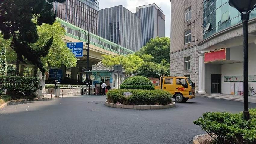 黑色沥青路面