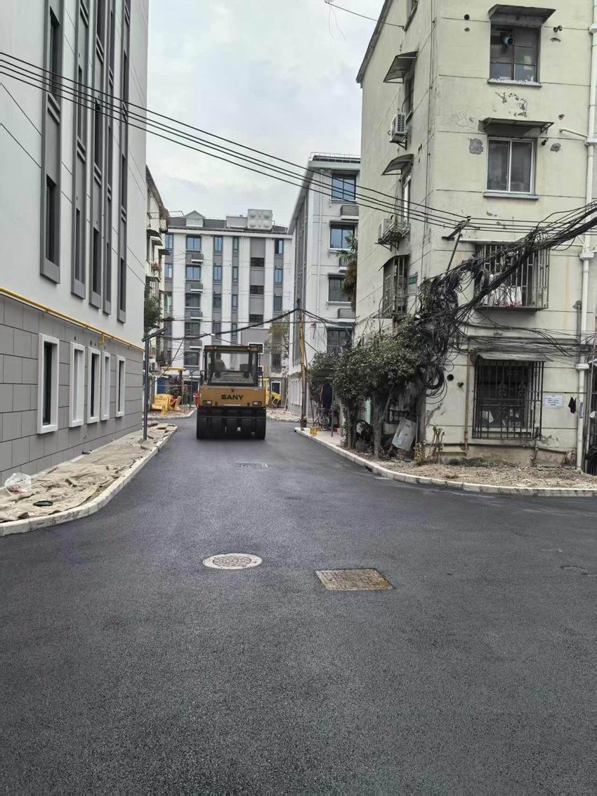 黑色沥青路面
