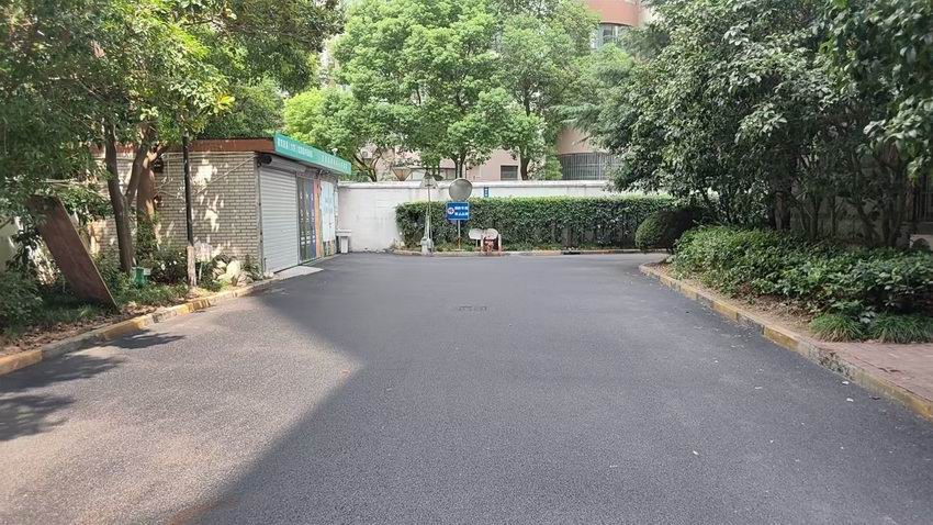 黑色沥青路面