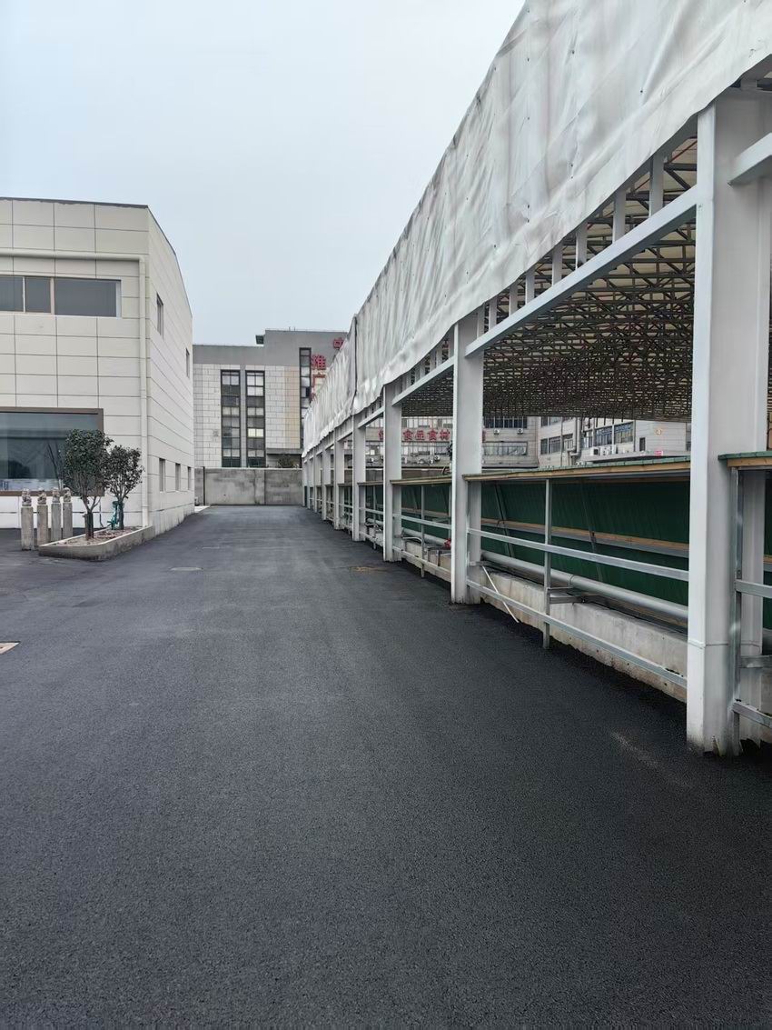 黑色沥青路面