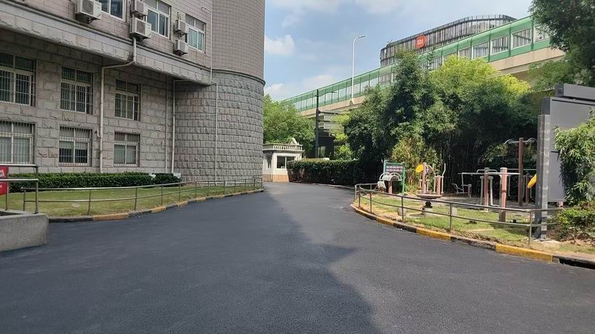 黑色沥青路面