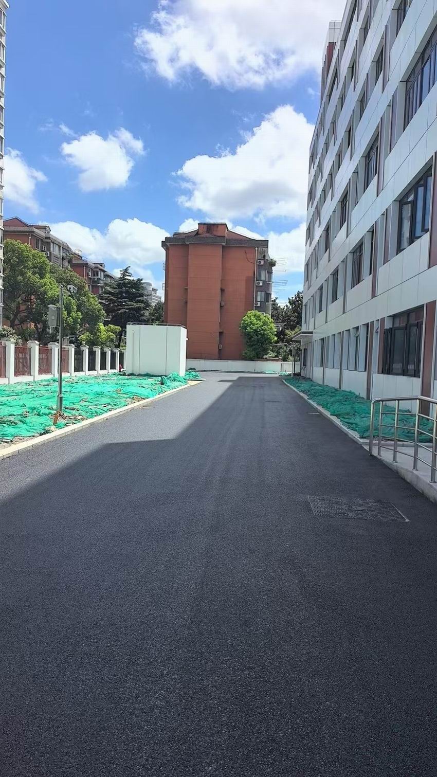 黑色沥青路面
