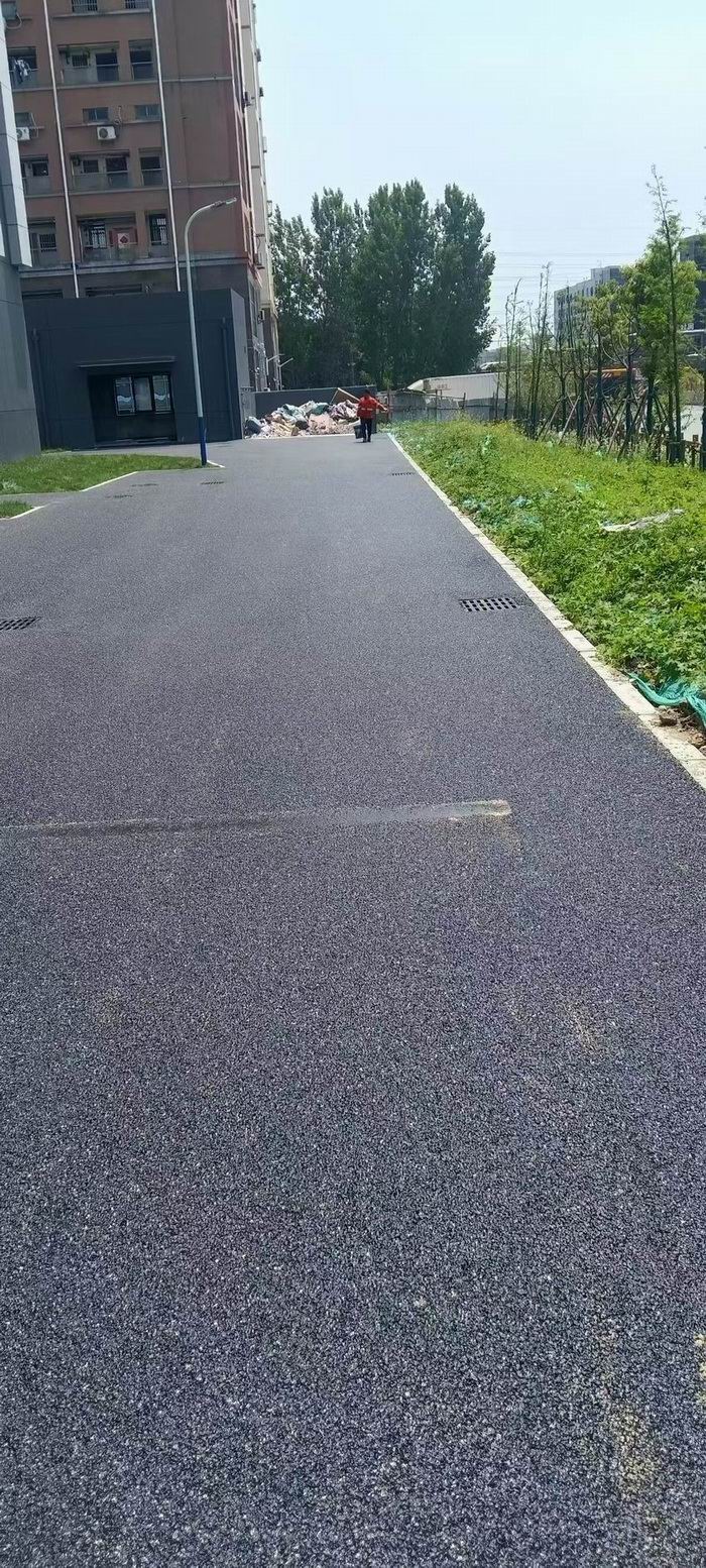 黑色沥青路面