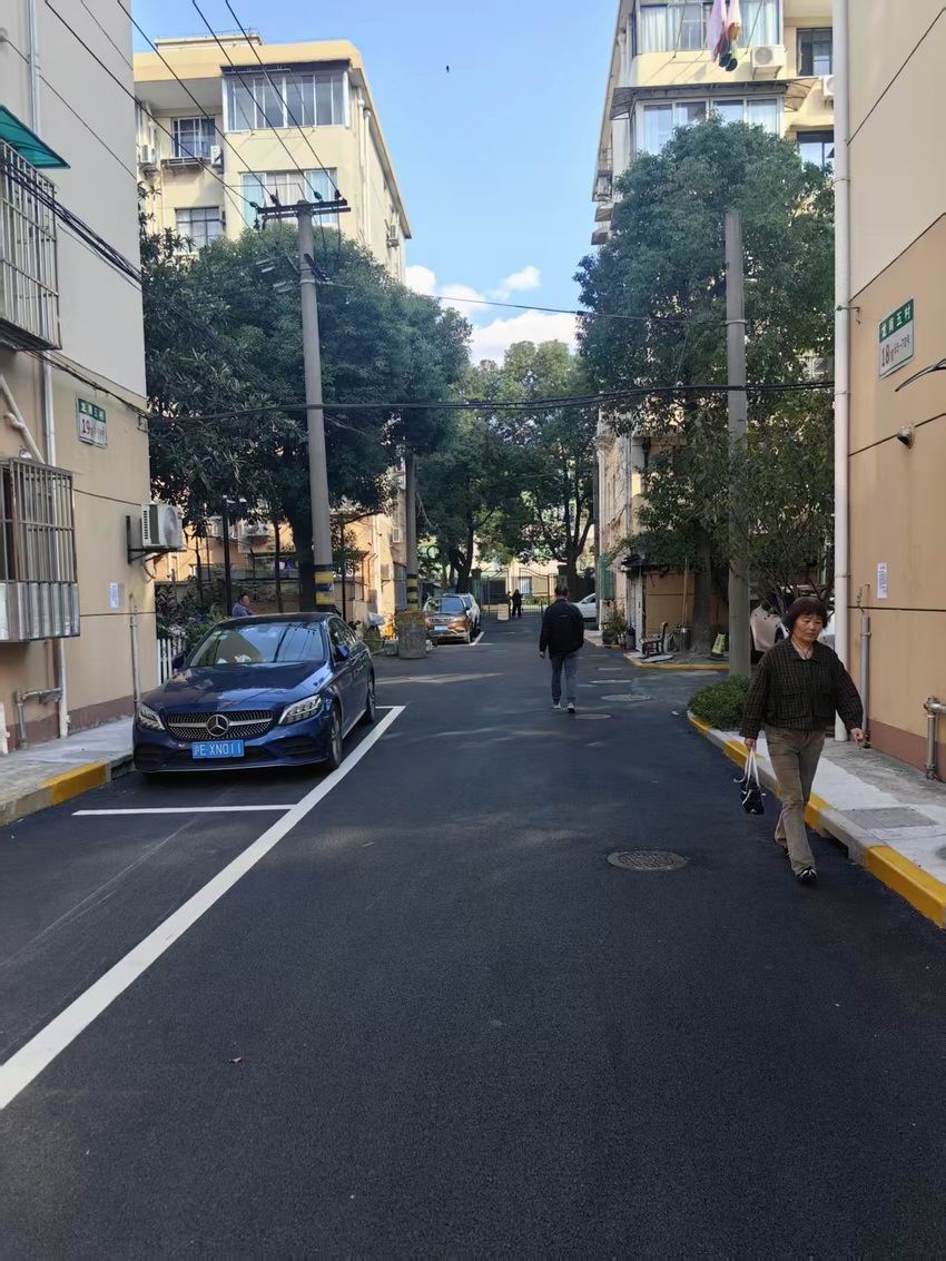 黑色沥青路面