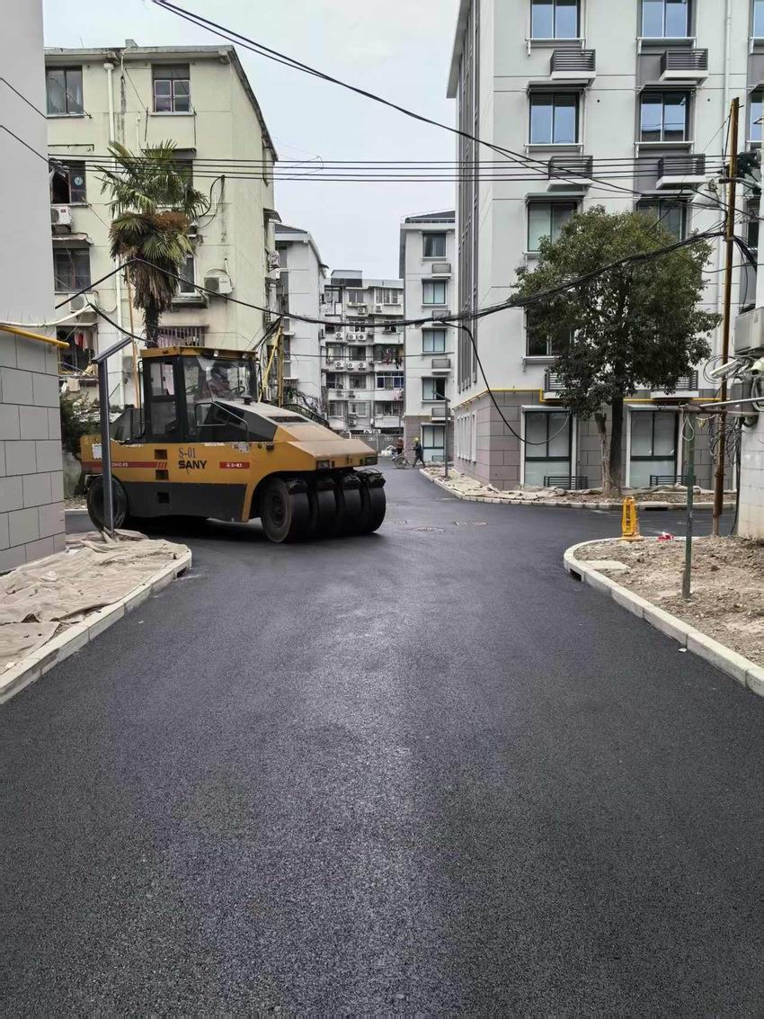 黑色沥青路面