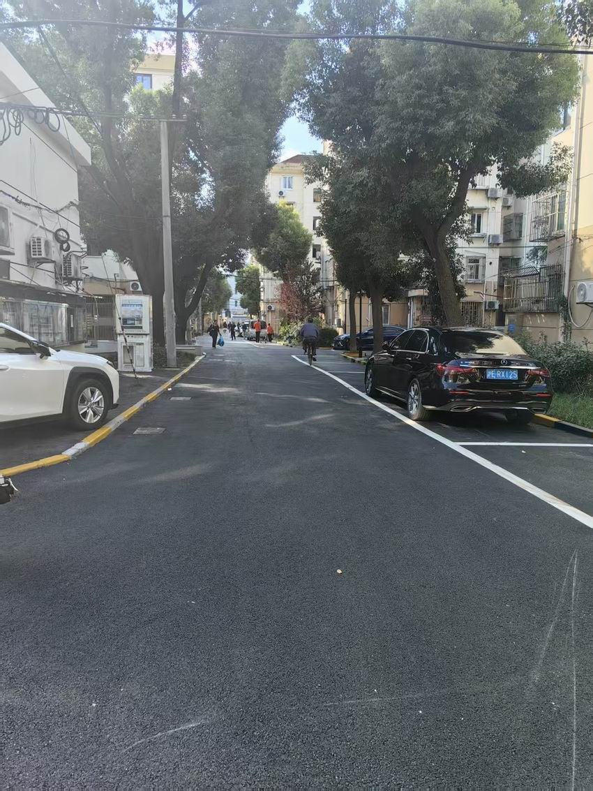 黑色沥青路面