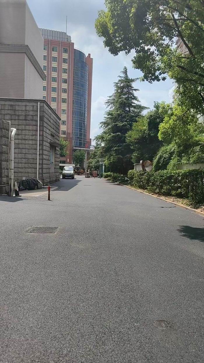 黑色沥青路面
