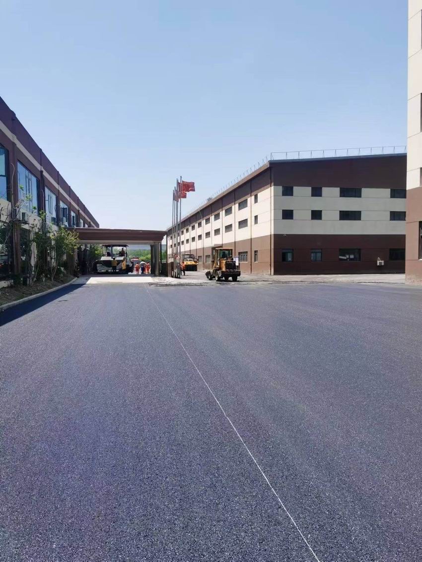 黑色沥青路面