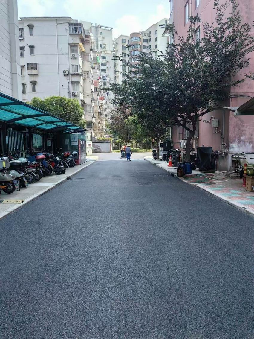 黑色沥青路面