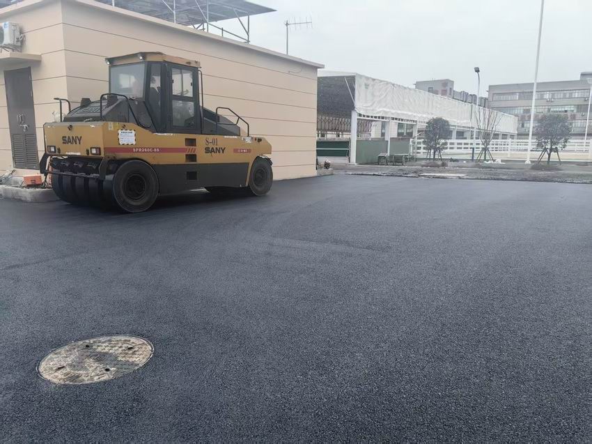 黑色沥青路面