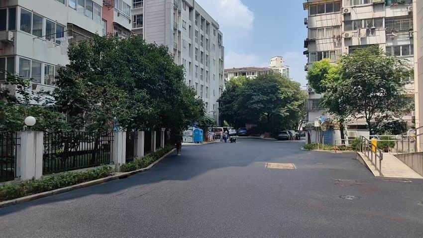 黑色沥青路面