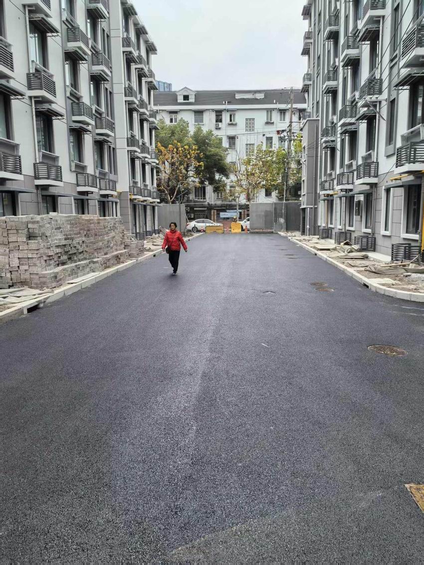 黑色沥青路面