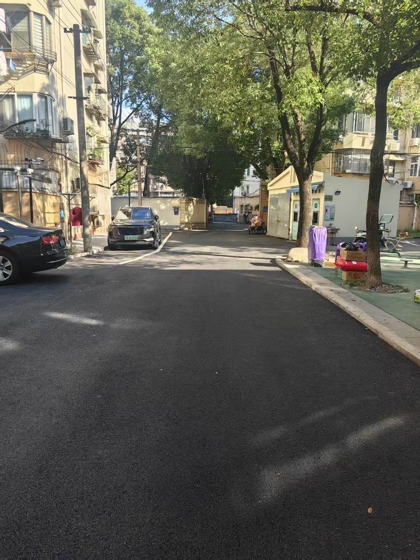 黑色沥青路面