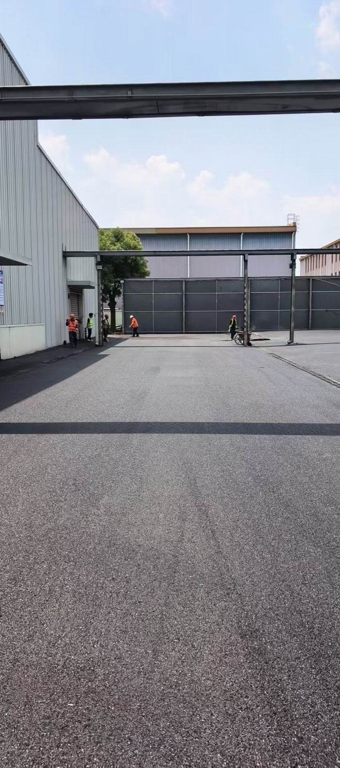 黑色沥青路面