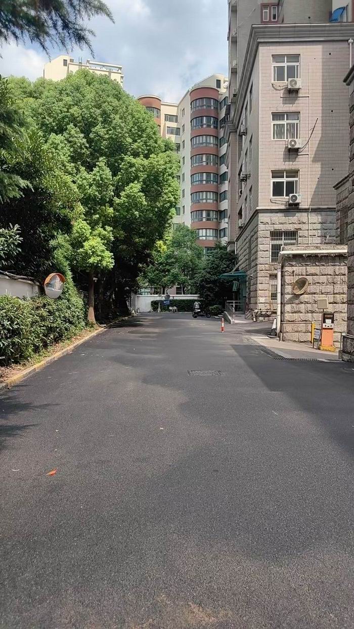黑色沥青路面