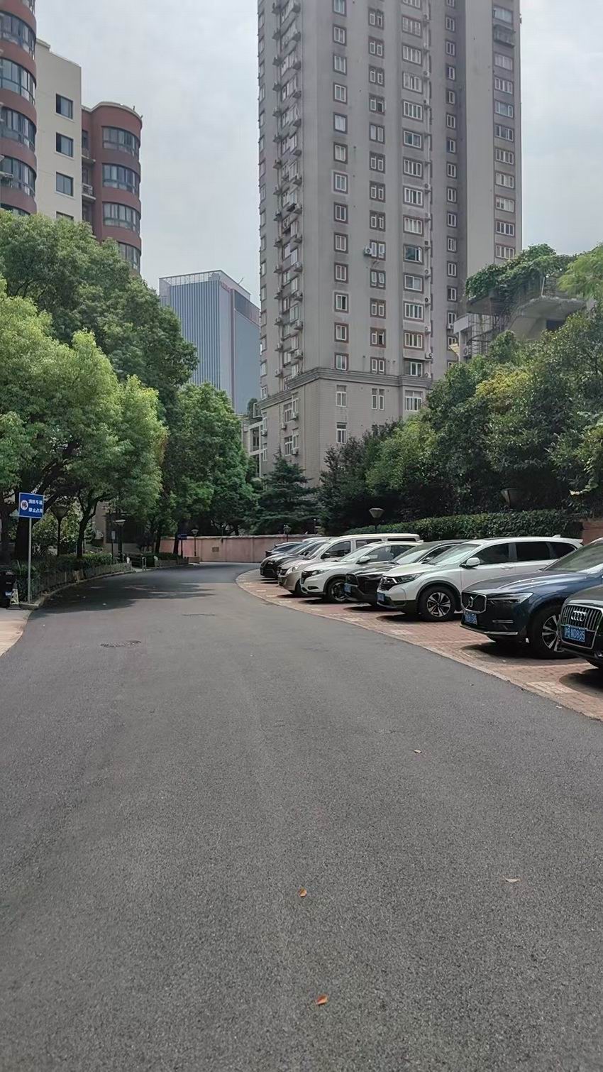 黑色沥青路面