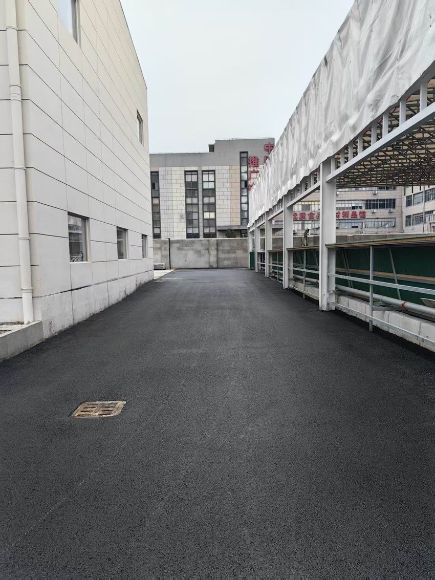 黑色沥青路面