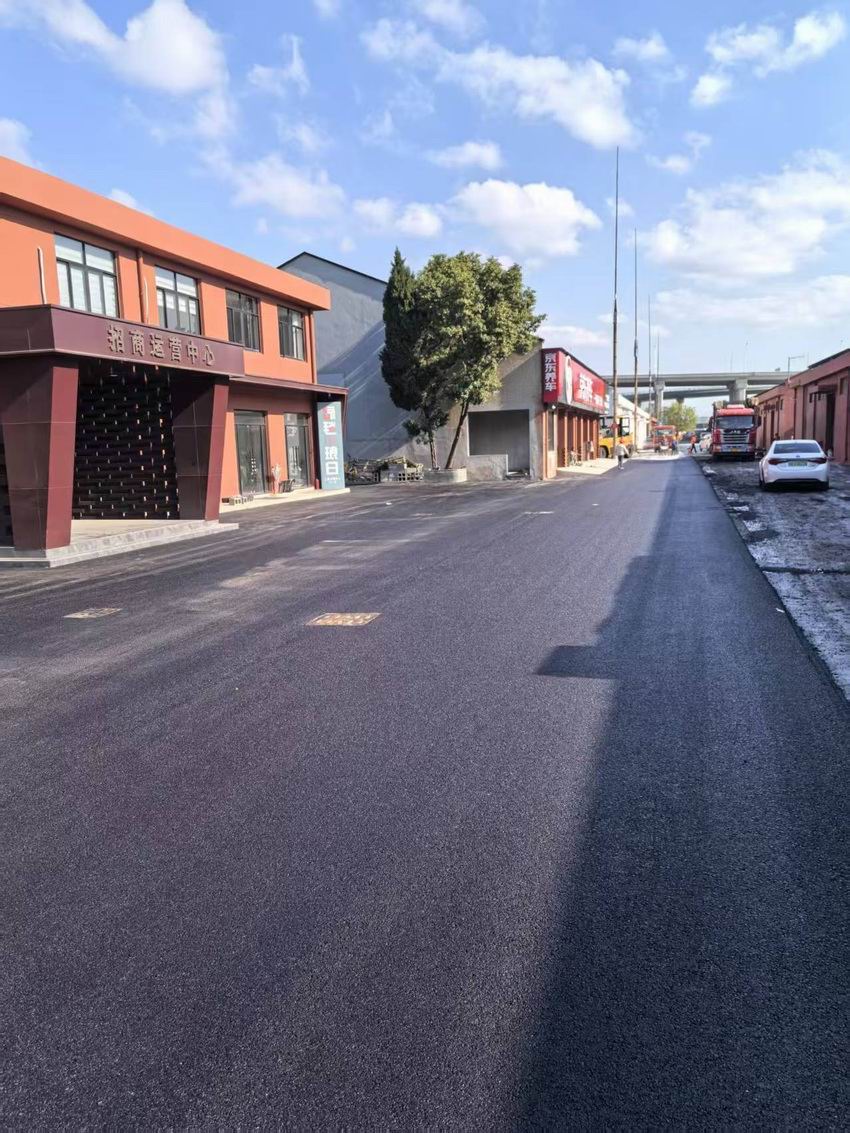 黑色沥青路面