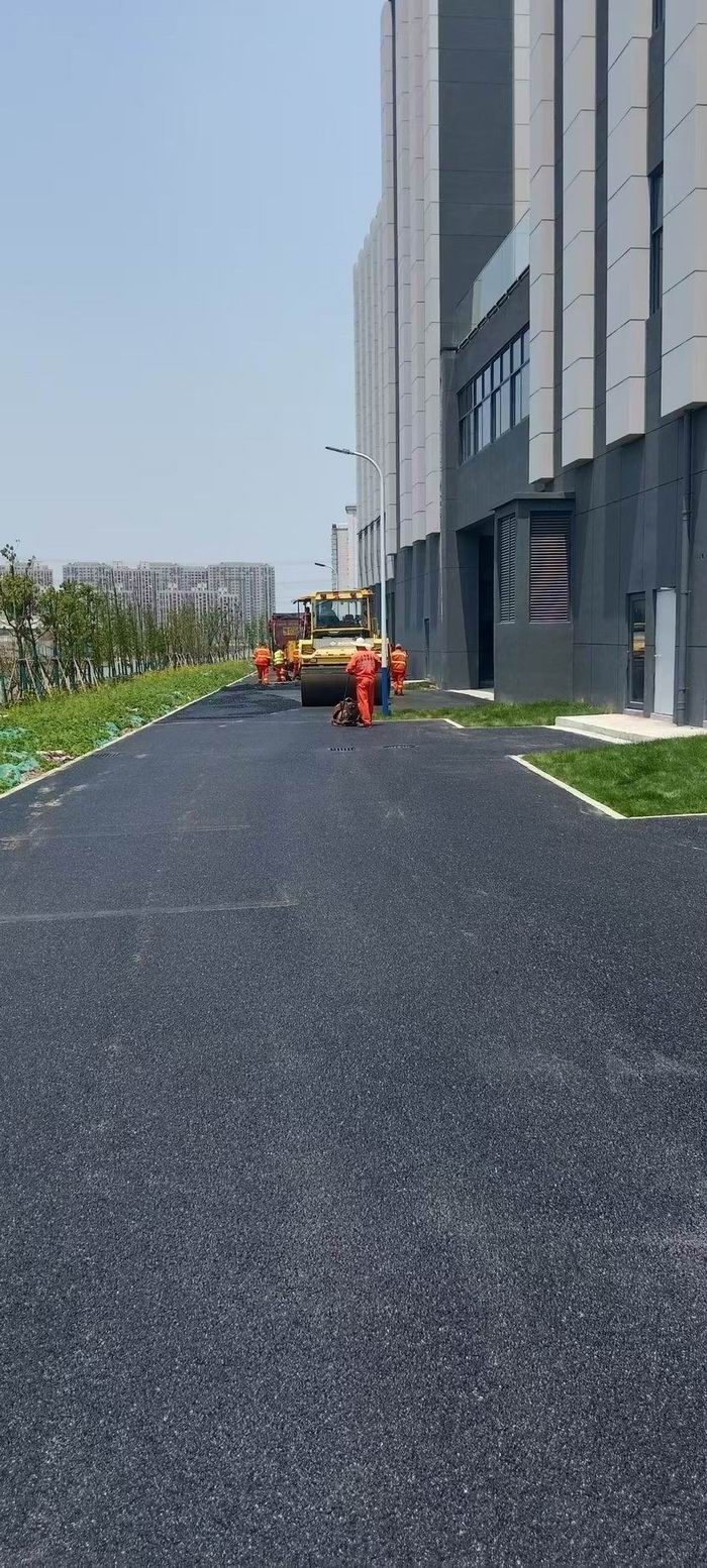 黑色沥青路面