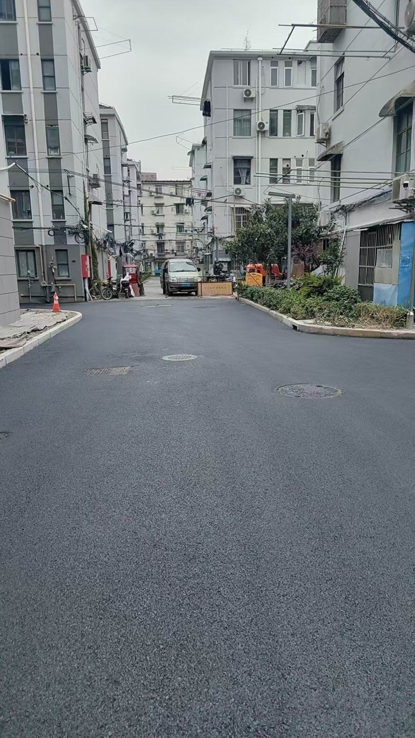 黑色沥青路面