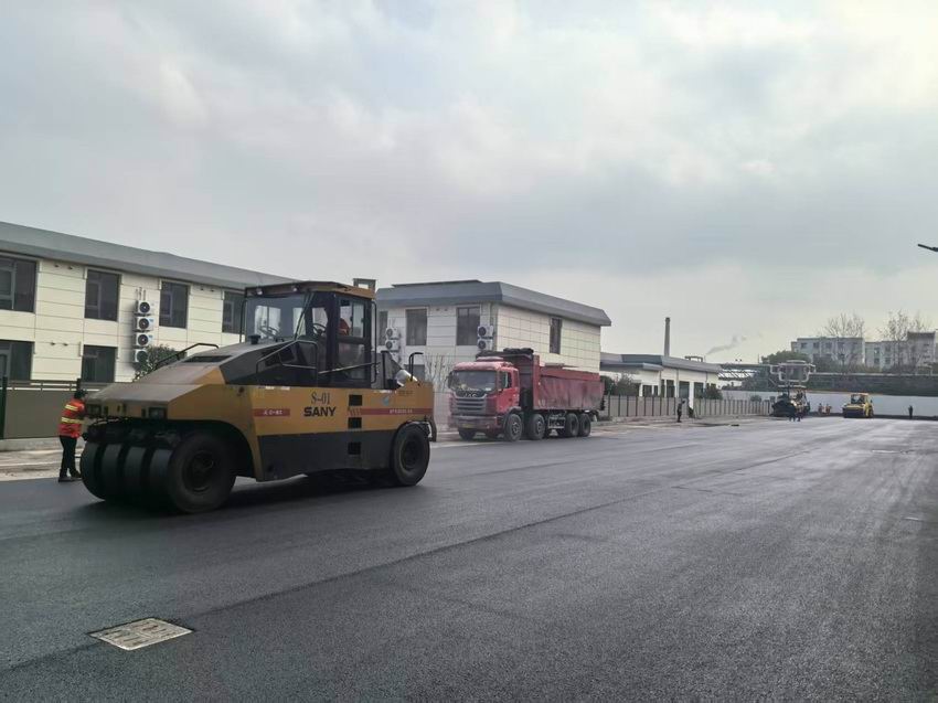 黑色沥青路面