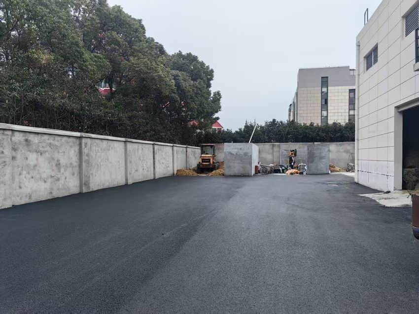 黑色沥青路面