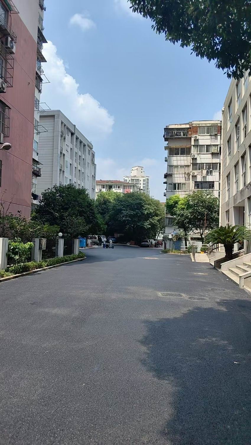 黑色沥青路面