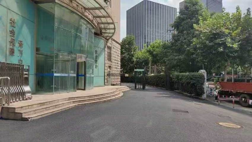 黑色沥青路面