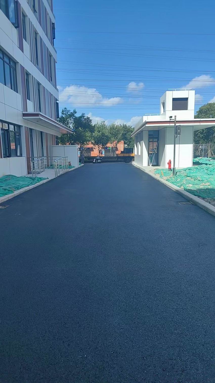 黑色沥青路面