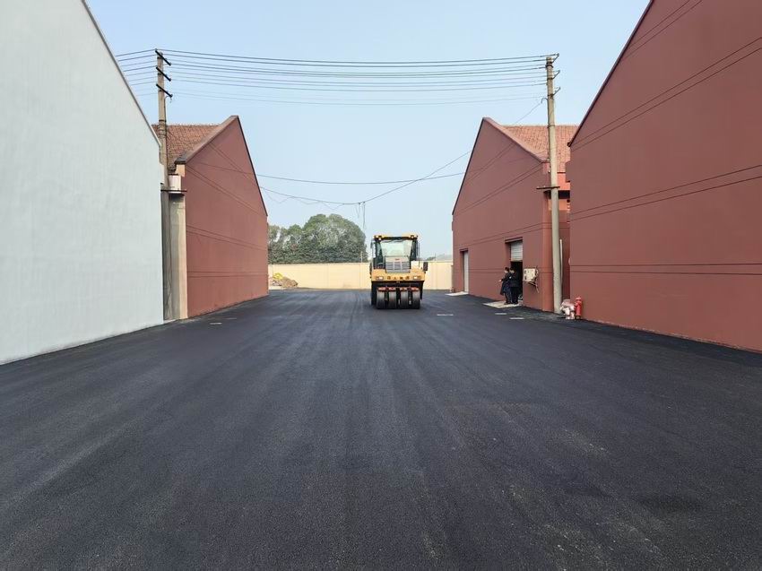 黑色沥青路面