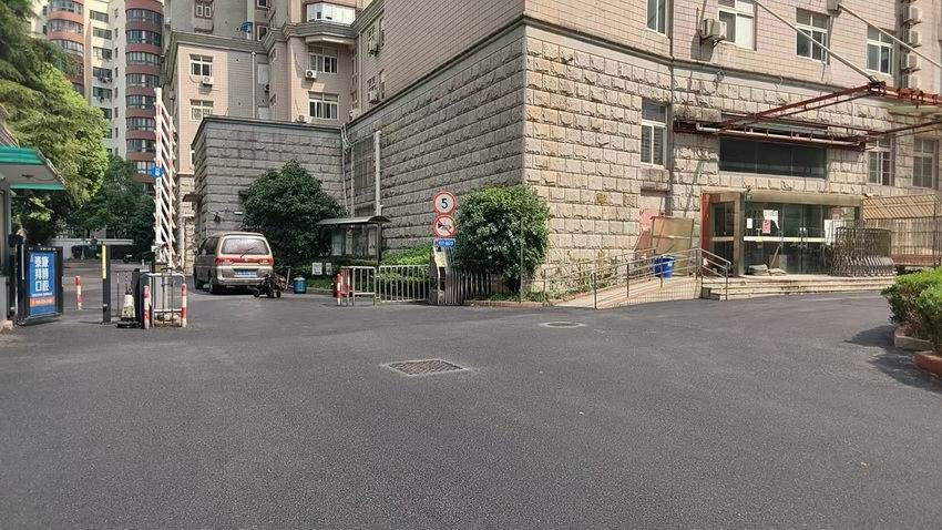 黑色沥青路面