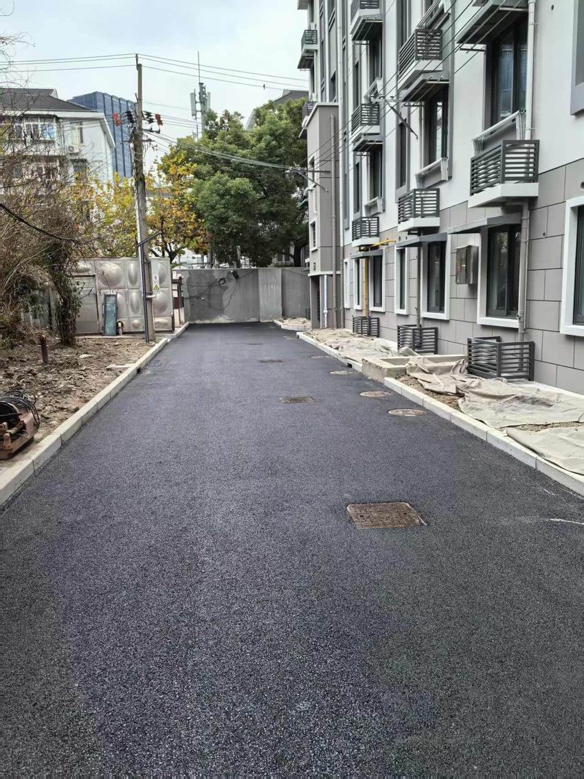 黑色沥青路面