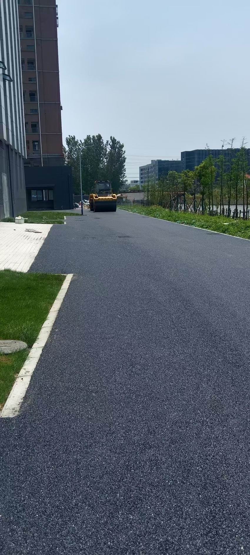 黑色沥青路面