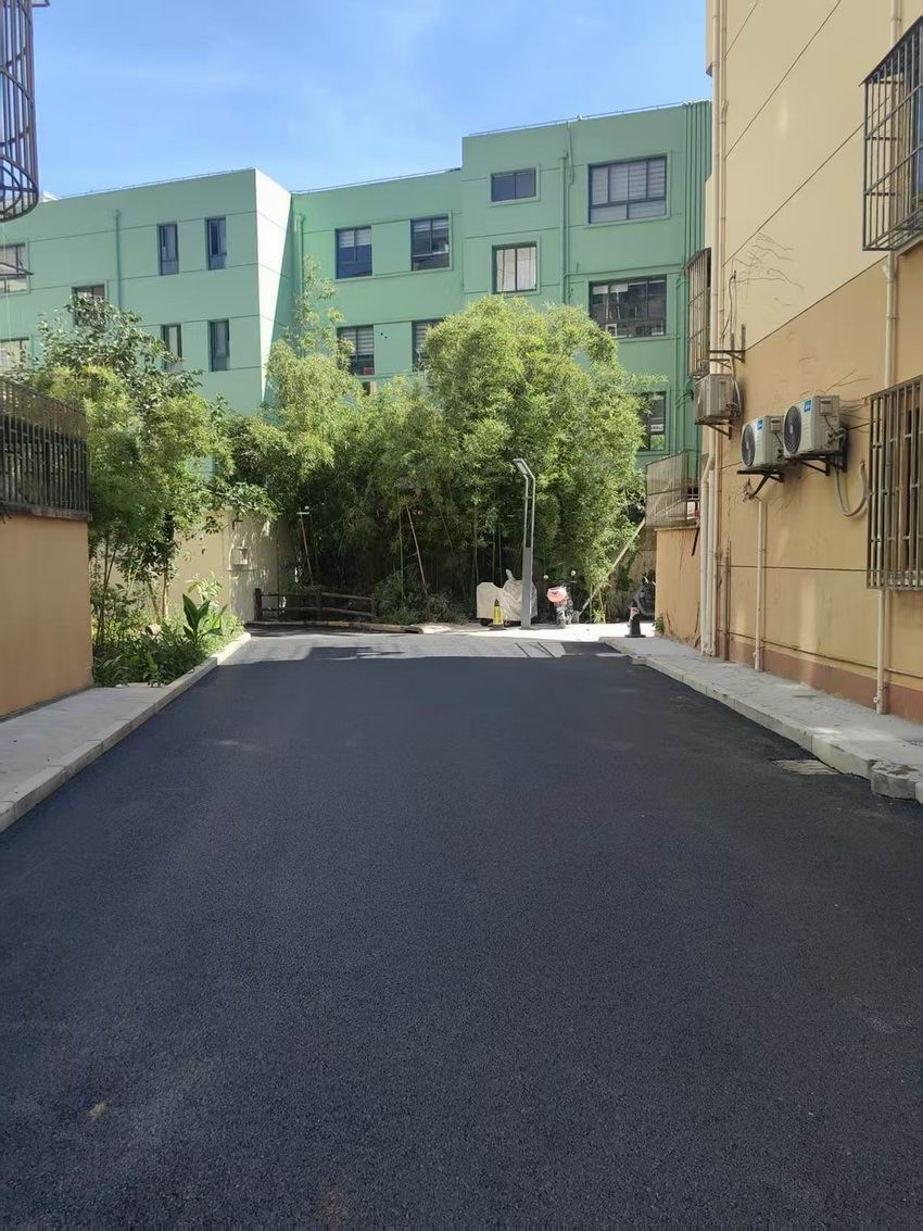 黑色沥青路面