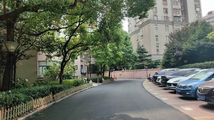 黑色沥青路面