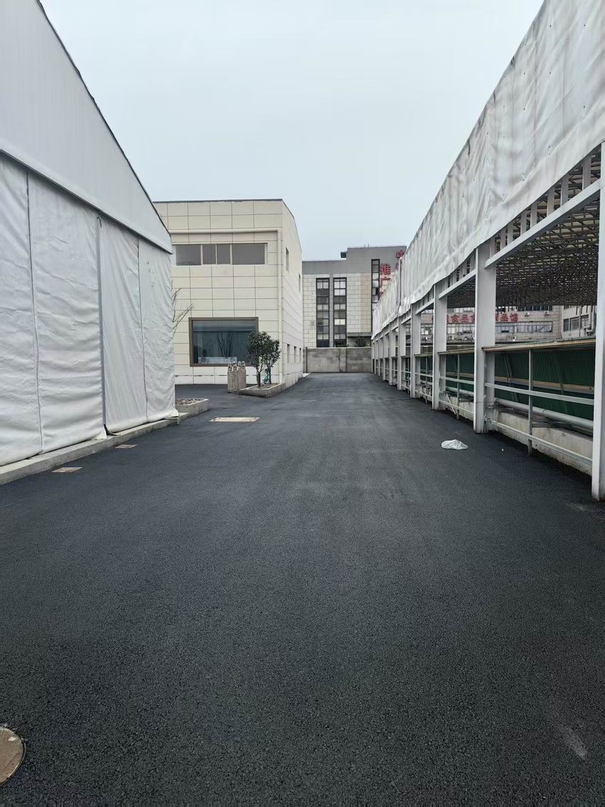 黑色沥青路面