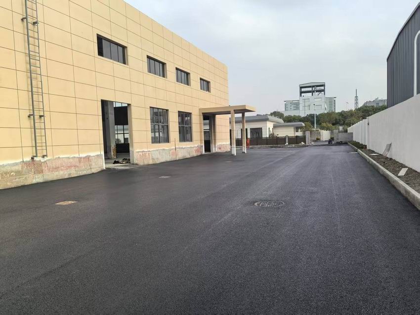 黑色沥青路面