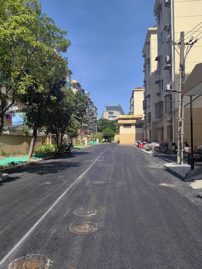 黑色沥青路面